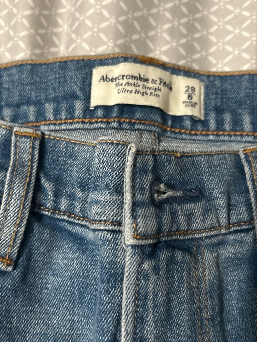 Abercrombie and Fitch Ankle Straight-Leg Ultra High Rise Blue Jeans - Picture 3 of 6